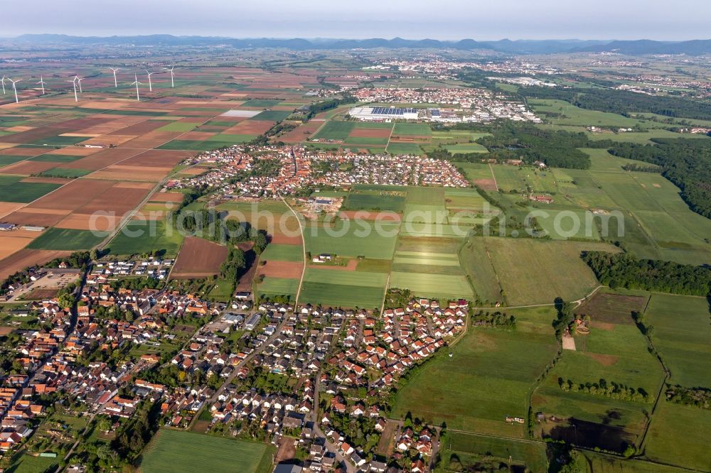 Ottersheim bei Landau from the bird's eye view: Town View of the streets and houses of the residential areas in Ottersheim bei Landau in the state Rhineland-Palatinate, Germany