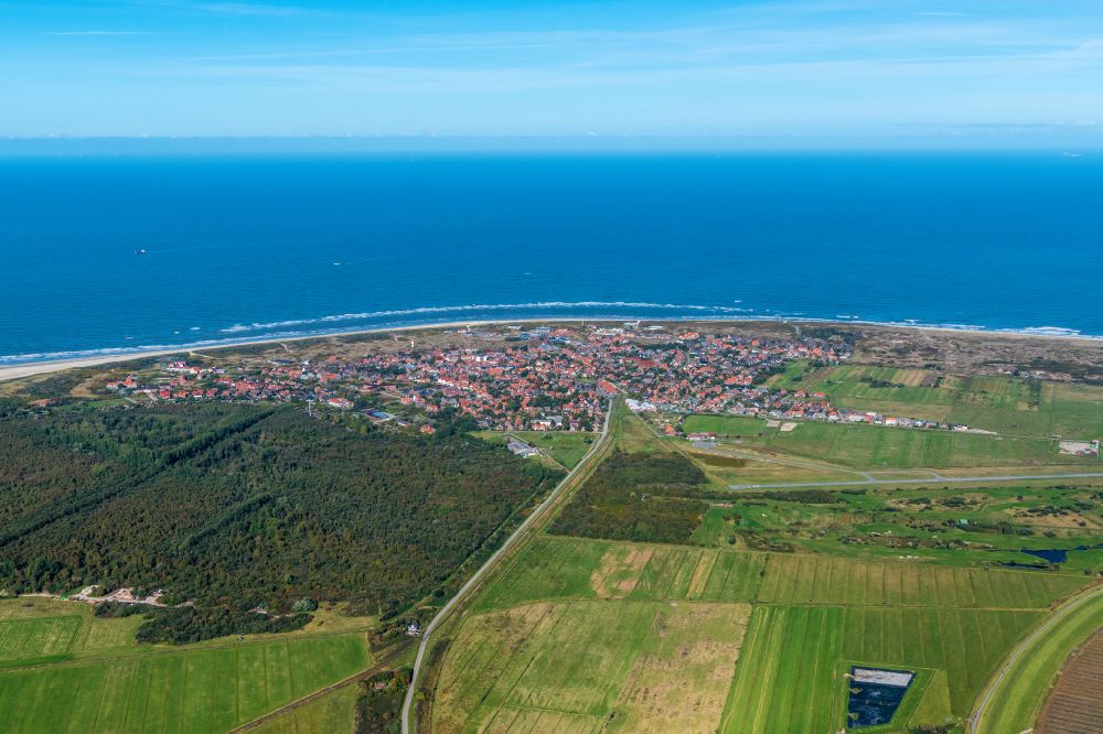 Aerial photograph Langeoog - Town view on the sea coast of the North Sea in Langeoog on the island of Langeoog in the state Lower Saxony, Germany