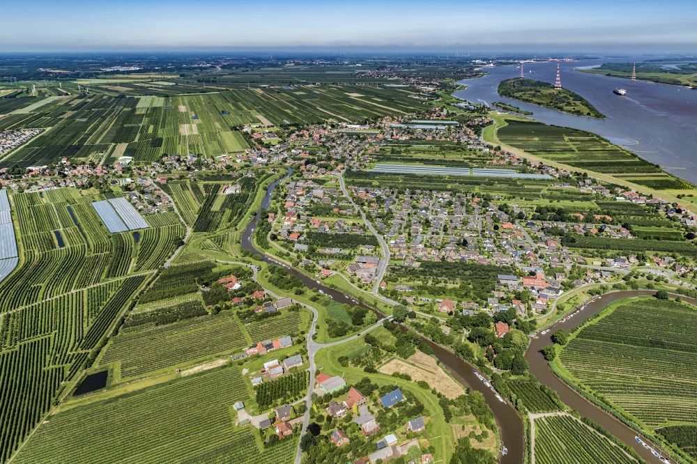 Lühe from the bird's eye view: Town view of the streets and houses of the residential areas in Luehe im Alten Land in the state Lower Saxony, Germany