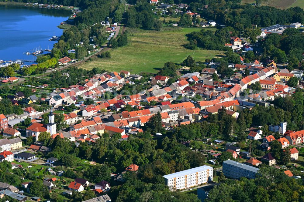 Aerial image Lindow (Mark) - City view of the streets and houses of the residential areas at Gudelacksee in Lindow (Mark) in the state Brandenburg, Germany