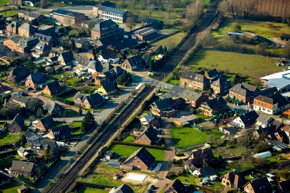 Aerial photograph Rees - View of the village of Millingen with a rail line of Betuwe- Route in the state of North Rhine-Westphalia