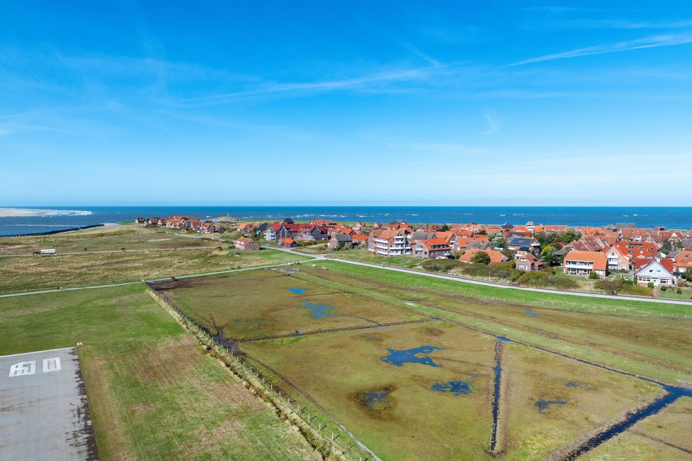 Baltrum from the bird's eye view: Town View of the streets and houses of the residential areas in Ostdorf and Westdorf on the North Sea island Baltrum in the state Lower Saxony