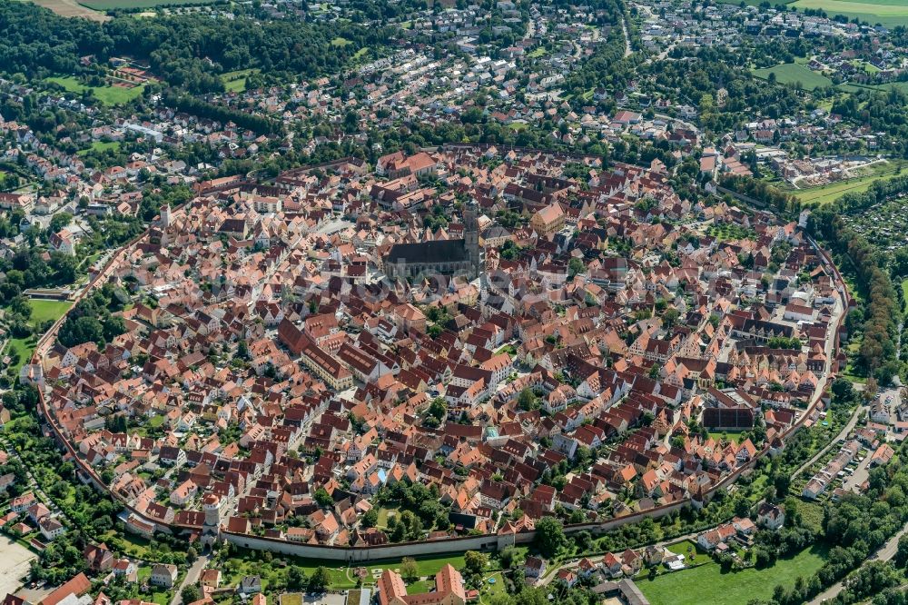 Nördlingen from the bird's eye view: Town View of the streets and houses of the residential areas in Noerdlingen in the state Bavaria, Germany