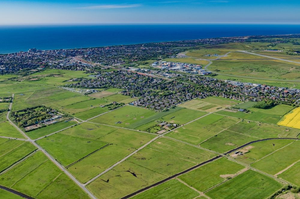 Aerial photograph Sylt - Center on the seacoast of North Sea on Sylt Island in Tinnum in the state Schleswig-Holstein, Germany