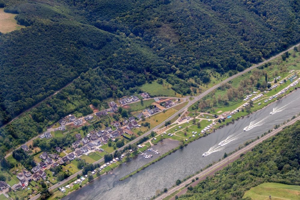Aerial photograph Burgen - View of the borough and municipiality Burgen on the river Moselle in the state of Rhineland-Palatinate. The Moselle is the biggest side river of the Rhine and is characterised by its deep valley in the area. The name Terrassenmosel - terrace moselle - stems from these environmental circumstances. Located in the valley and on its shores are small cities and villages, as well as vineyards and acres. Burgen is an official spa resort and is located on the mouth of Baybach creek