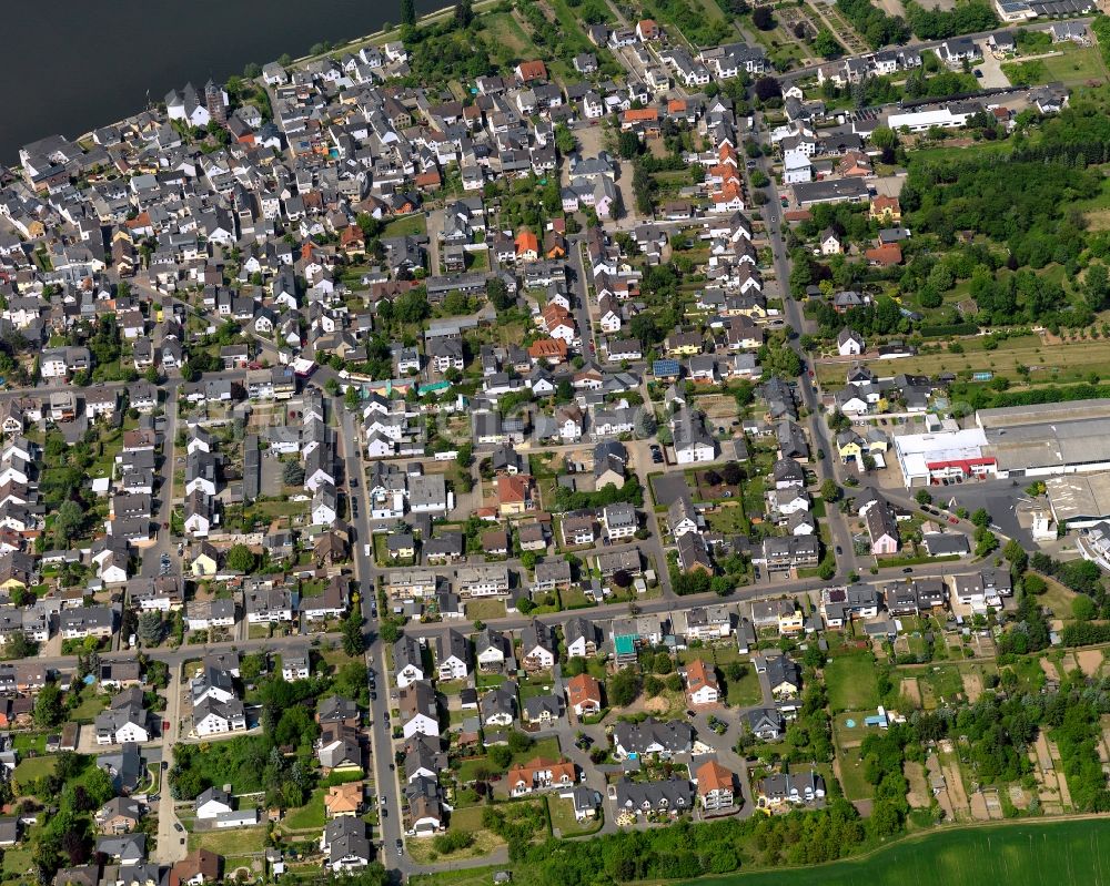 Aerial photograph Urmitz - View of Urmitz in the state of Rhineland-Palatinate. The borough and municipiality is located in the county district of Mayen-Koblenz on the Western riverbank of the Rhine. It belongs to the Rhine villages and consists of several single family houses and residential areas