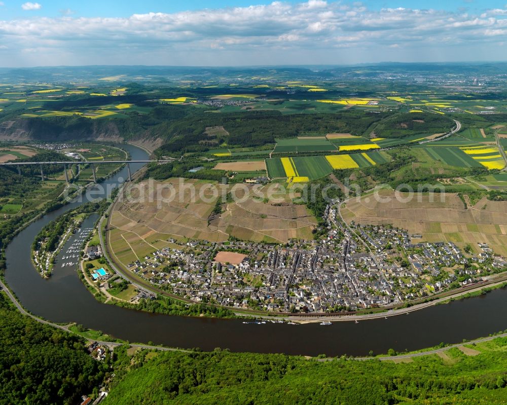 Aerial photograph Winningen - View of Winningen in the state of Rhineland-Palatinate. The borough and municipiality is an official tourist resort and located in the county district of Mayen-Koblenz on the left riverbank of the river Moselle, surrounded by hills, forest and fields