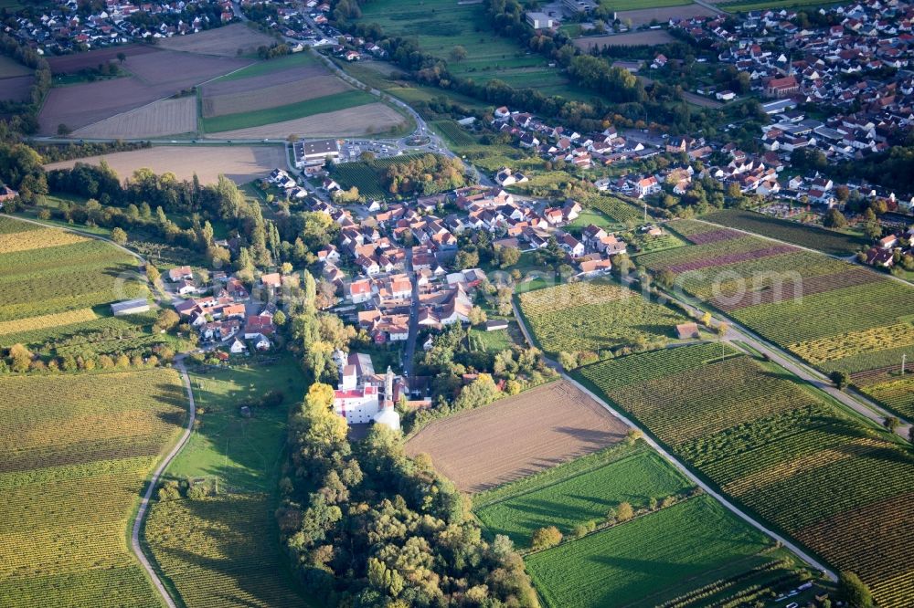 Billigheim-Ingenheim from the bird's eye view: Town View of the streets and houses of the residential areas in the district Appenhofen in Billigheim-Ingenheim in the state Rhineland-Palatinate