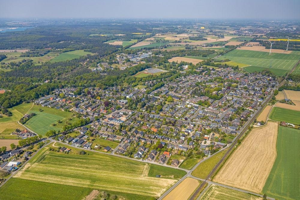 Wesel from the bird's eye view: Town View of the streets and houses of the residential areas in the district Blumenkamp in Wesel in the state North Rhine-Westphalia, Germany