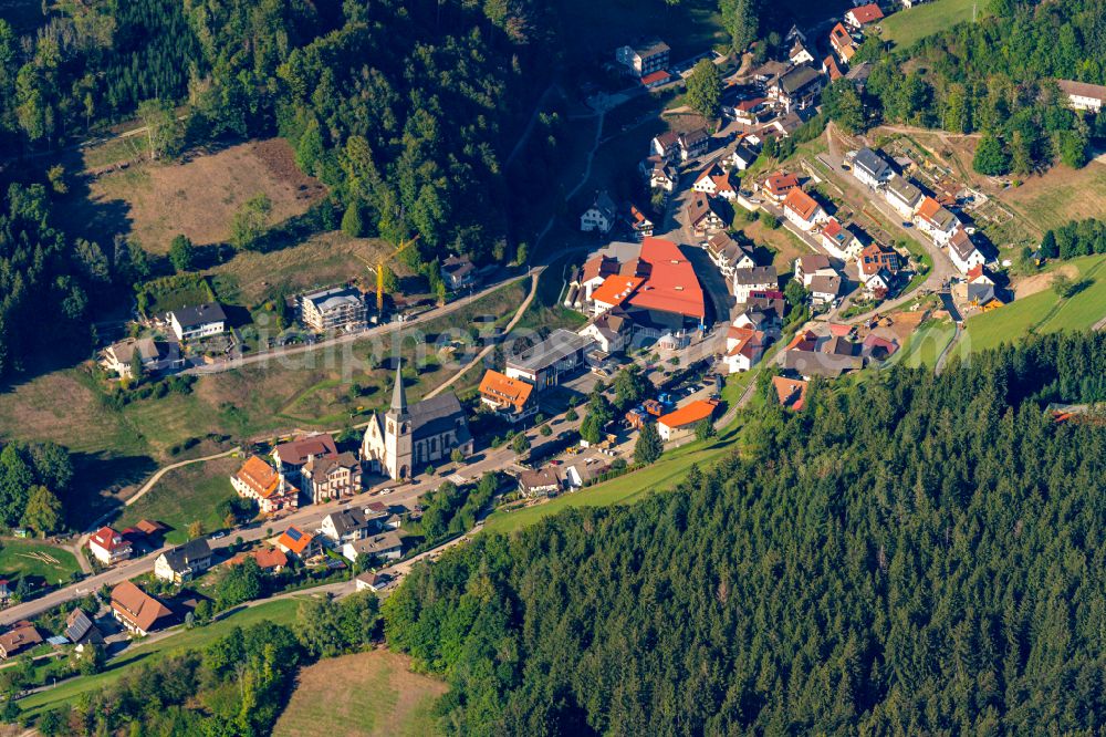 Bad Peterstal-Griesbach from the bird's eye view: Location view of the streets and houses of residential areas in the valley landscape surrounded by mountains in the district Griesbach in the Black Forest in Bad Peterstal-Griesbach in the state Baden-Wuerttemberg, Germany
