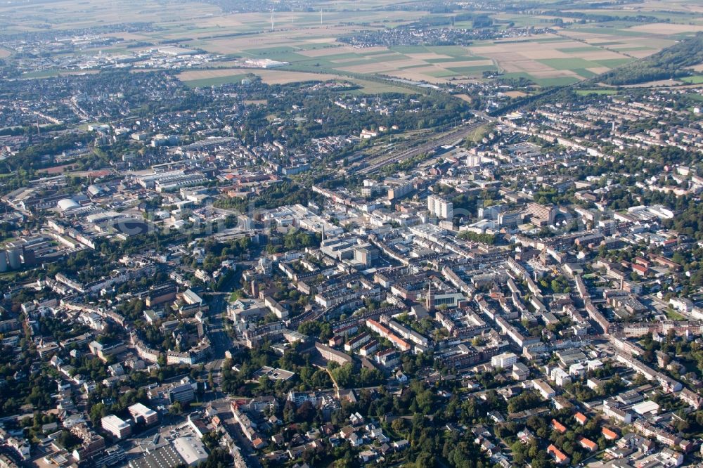 Aerial photograph Düren - Town View of the streets and houses of the residential areas in the district Guerzenich in Dueren in the state North Rhine-Westphalia