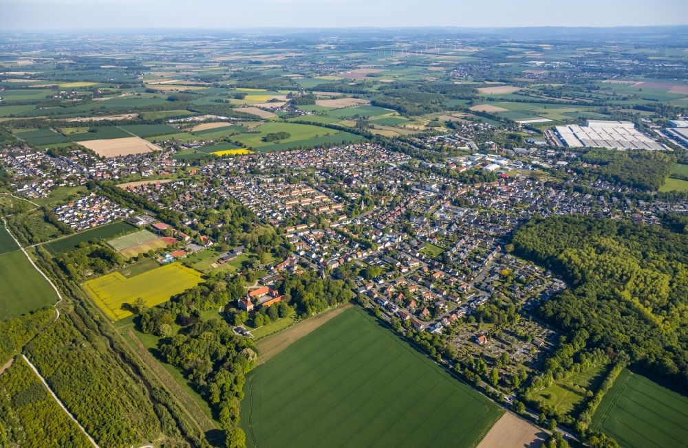 Aerial photograph Kamen - Town View of the streets and houses of the residential areas in the district Heeren-Werve in Kamen in the state North Rhine-Westphalia, Germany