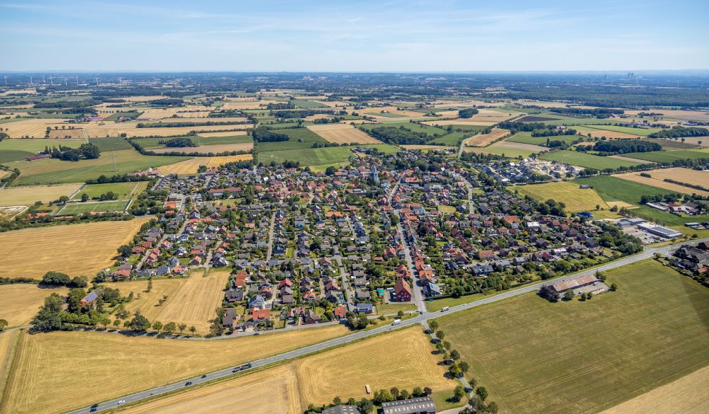Aerial photograph Ameke - Village view on the edge of agricultural fields and land in Ameke in the state North Rhine-Westphalia, Germany