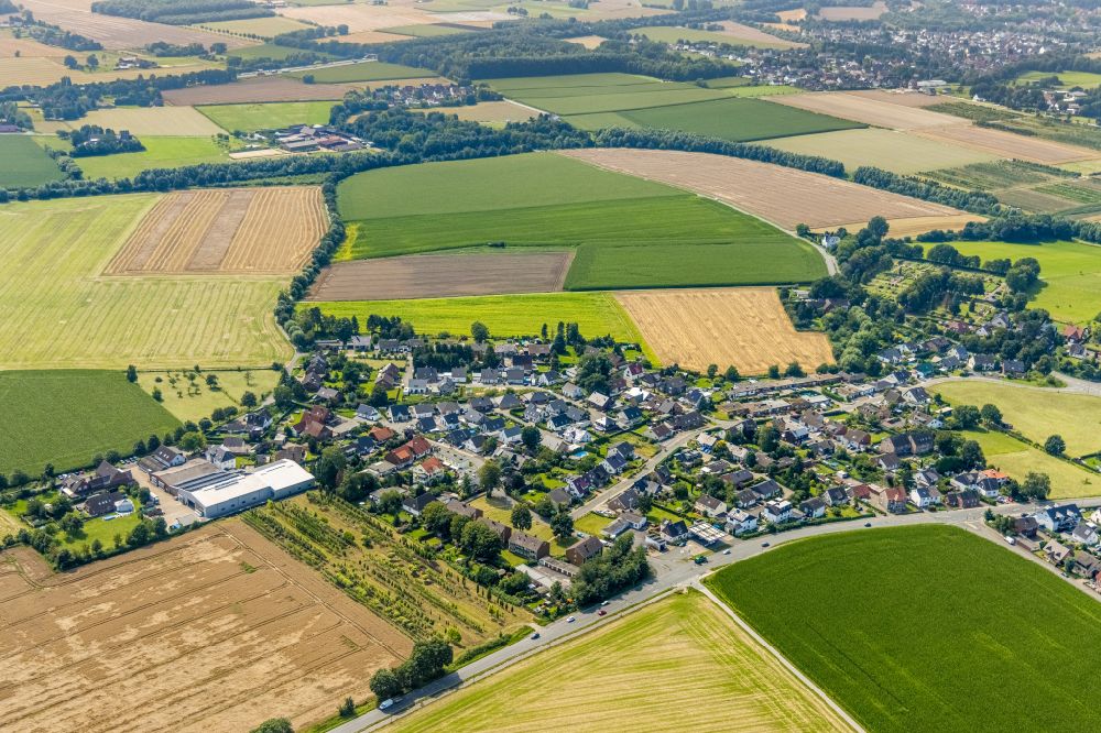 Aerial photograph Bergkamen - Village view on the edge of agricultural fields and land on street Auf der Lette in the district Oberaden in Bergkamen in the state North Rhine-Westphalia, Germany