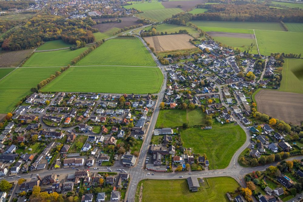 Bergkamen from the bird's eye view: Village view on the edge of agricultural fields and land on street Luenener Strasse in the district Oberaden in Bergkamen at Ruhrgebiet in the state North Rhine-Westphalia, Germany