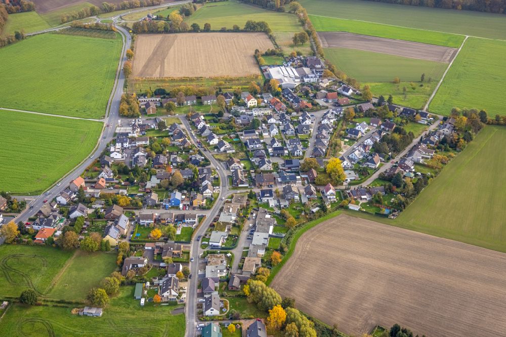 Bergkamen from the bird's eye view: Village view on the edge of agricultural fields and land on street Auf der Lette in the district Oberaden in Bergkamen in the state North Rhine-Westphalia, Germany