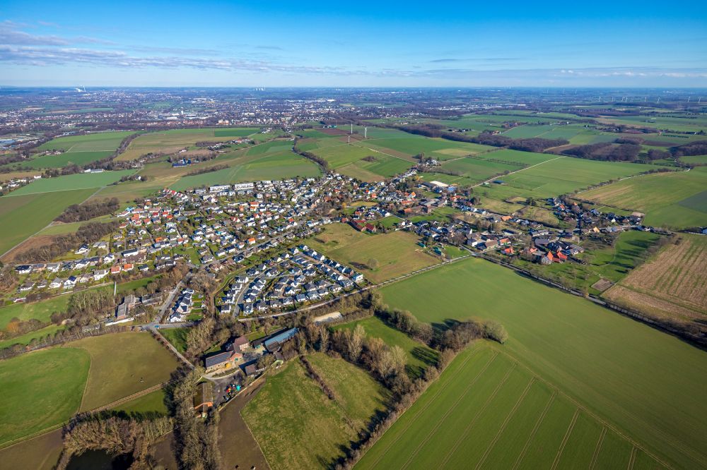 Aerial image Billmerich - Village view on the edge of agricultural fields and land in Billmerich in the state North Rhine-Westphalia, Germany