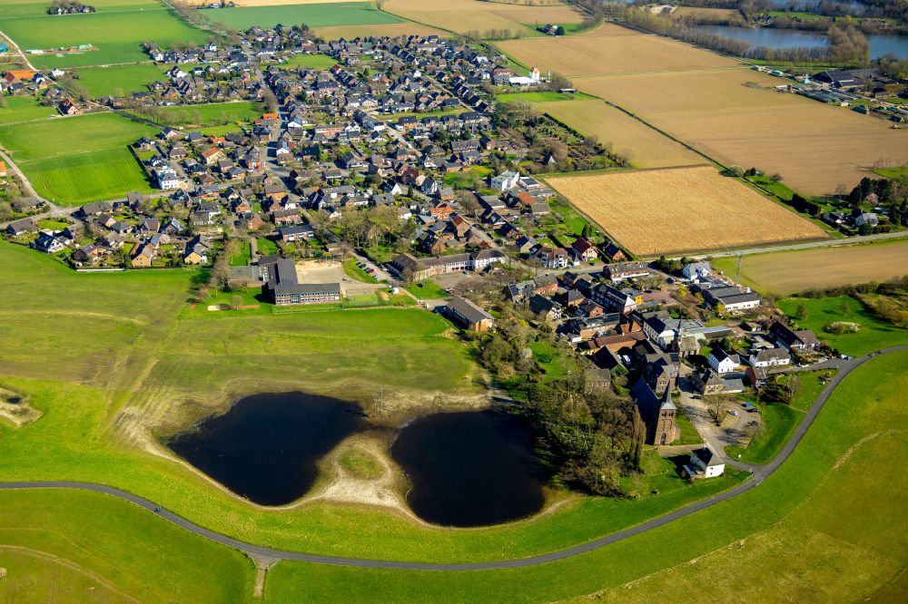 Aerial image Bislich - Village view on the edge of agricultural fields and land in Bislich in the state North Rhine-Westphalia, Germany