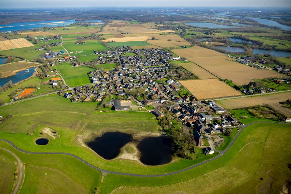 Aerial photograph Bislich - Village view on the edge of agricultural fields and land in Bislich in the state North Rhine-Westphalia, Germany
