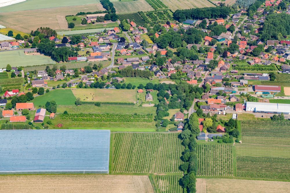 Aerial photograph Bliedersdorf - Village view on the edge of agricultural fields and land in Bliedersdorf in the state Lower Saxony, Germany