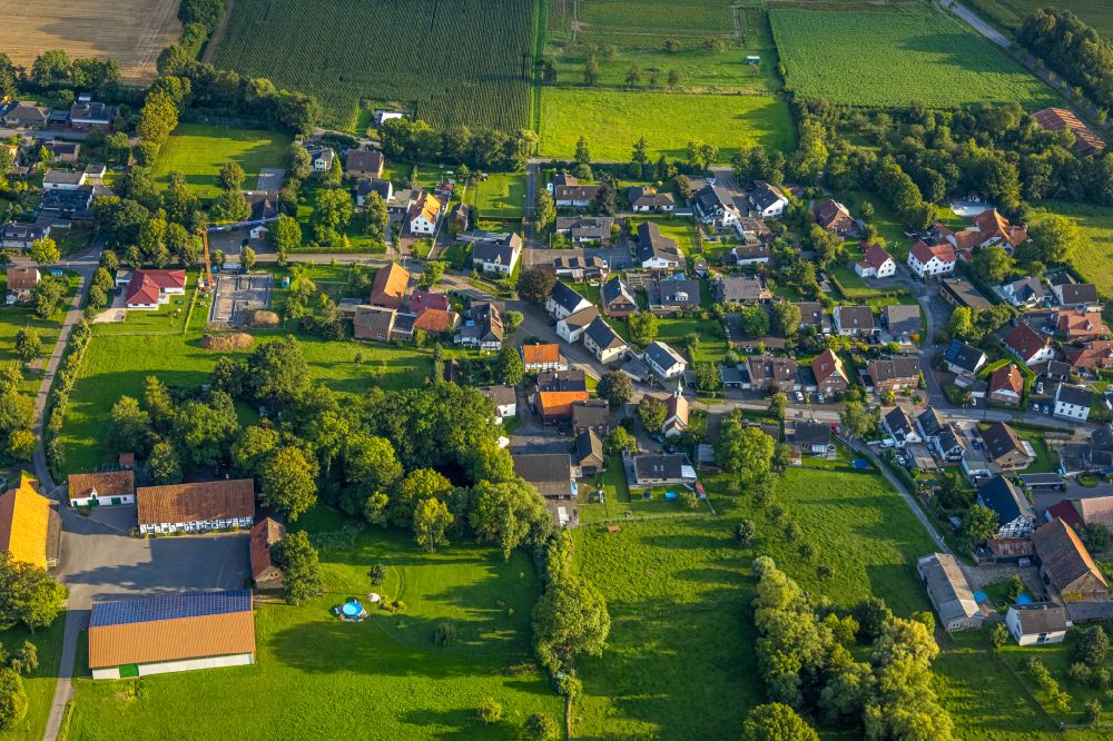 Aerial photograph Budberg - Village view on the edge of agricultural fields and land in Budberg in the state North Rhine-Westphalia, Germany