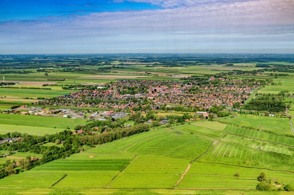 Drochtersen from the bird's eye view: Village view on the edge of agricultural fields and land in Drochtersen in the state Lower Saxony, Germany