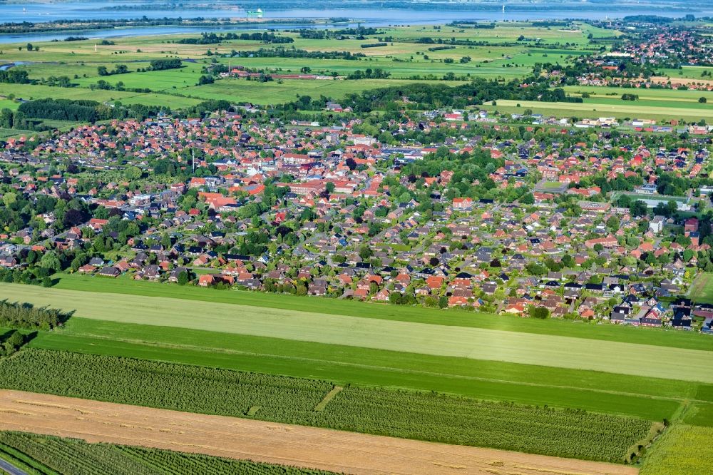 Aerial image Drochtersen - Village view on the edge of agricultural fields and land in Drochtersen in the state Lower Saxony, Germany