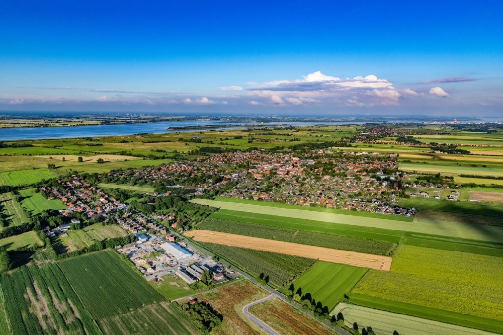 Aerial photograph Drochtersen - Village view on the edge of agricultural fields and land in Drochtersen in the state Lower Saxony, Germany