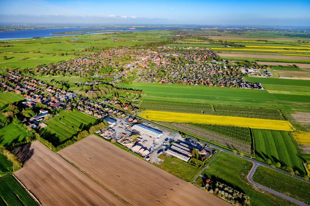 Aerial photograph Drochtersen - Village view on the edge of agricultural fields and land in Drochtersen in the state Lower Saxony, Germany
