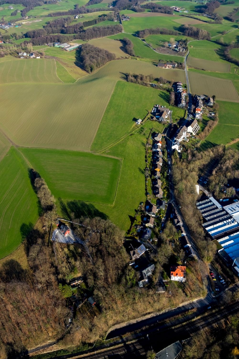 Velbert from the bird's eye view: Village view on the edge of agricultural fields and land along the Donnenberger Strasse in the district Donnenberg in Velbert in the state North Rhine-Westphalia, Germany
