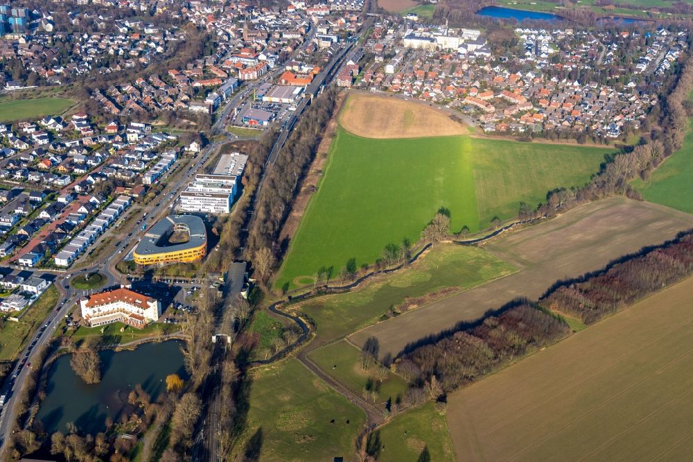 Aerial image Duisburg - Village view on the edge of agricultural fields and land along the local rail course and the Duesseldorfer Landstrasse in the district Huckingen in Duisburg in the state North Rhine-Westphalia, Germany