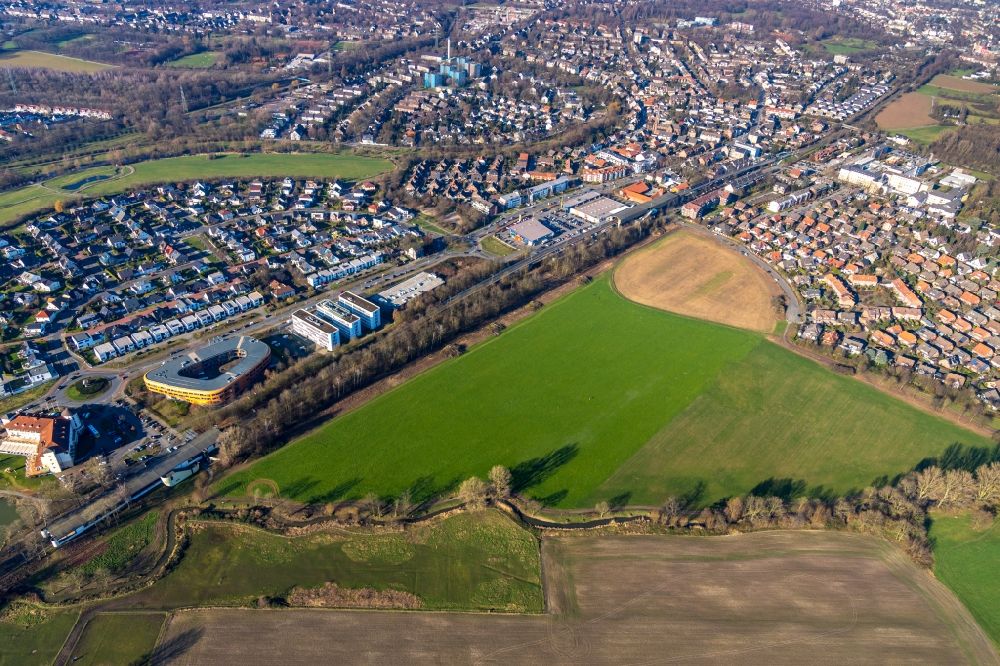 Aerial photograph Duisburg - Village view on the edge of agricultural fields and land along the local rail course and the Duesseldorfer Landstrasse in the district Huckingen in Duisburg in the state North Rhine-Westphalia, Germany