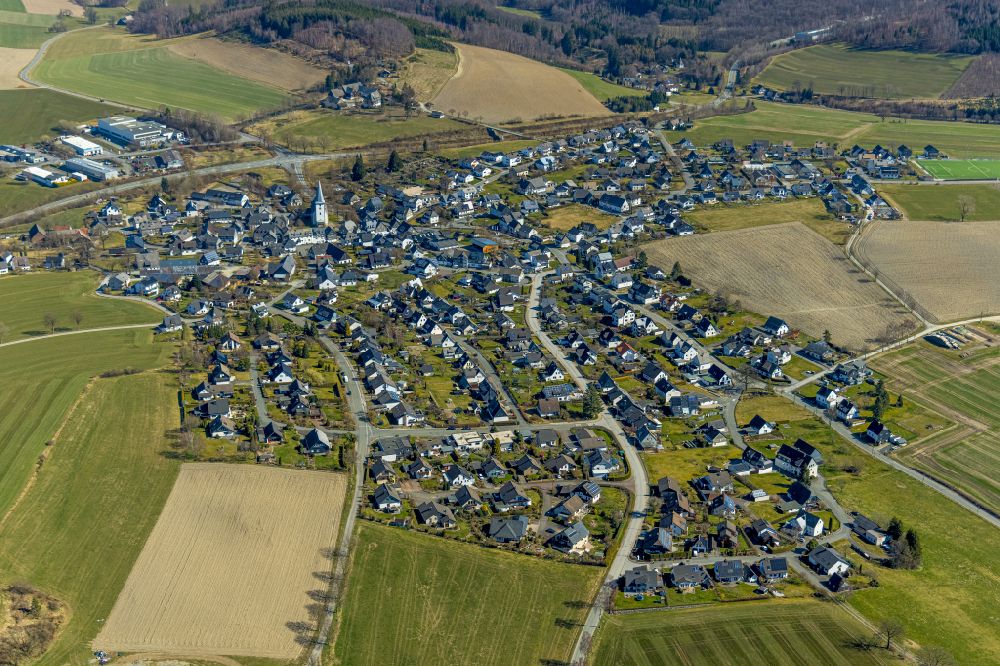 Meschede from the bird's eye view: Village view on the edge of agricultural fields and land along the L740 country road in the district Remblinghausen in Meschede at Sauerland in the state North Rhine-Westphalia, Germany