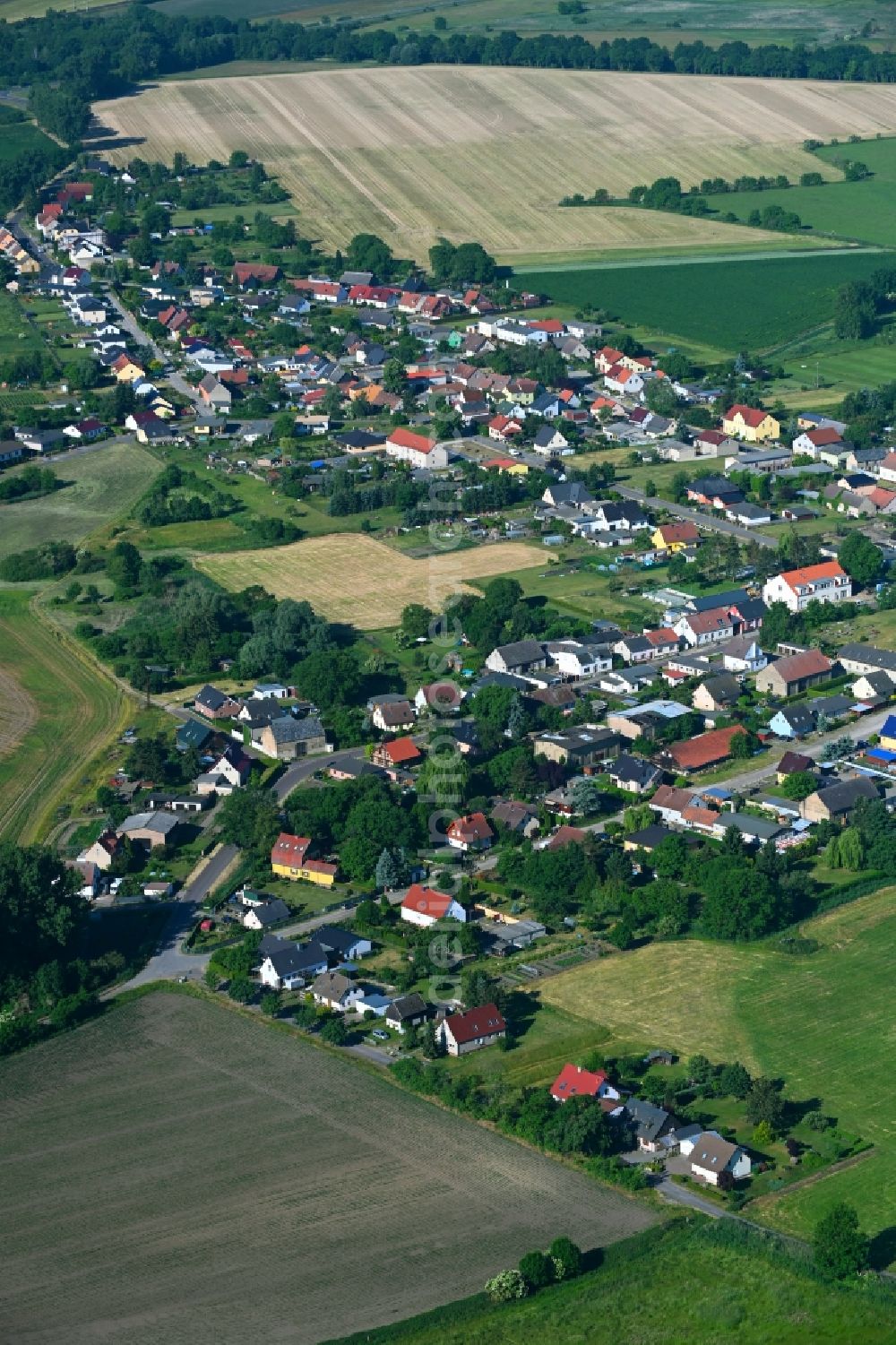 Aerial photograph Brandenburg an der Havel - Village view on the edge of agricultural fields and land along the Schlossallee in the district Gollwitz in Brandenburg an der Havel in the state Brandenburg, Germany