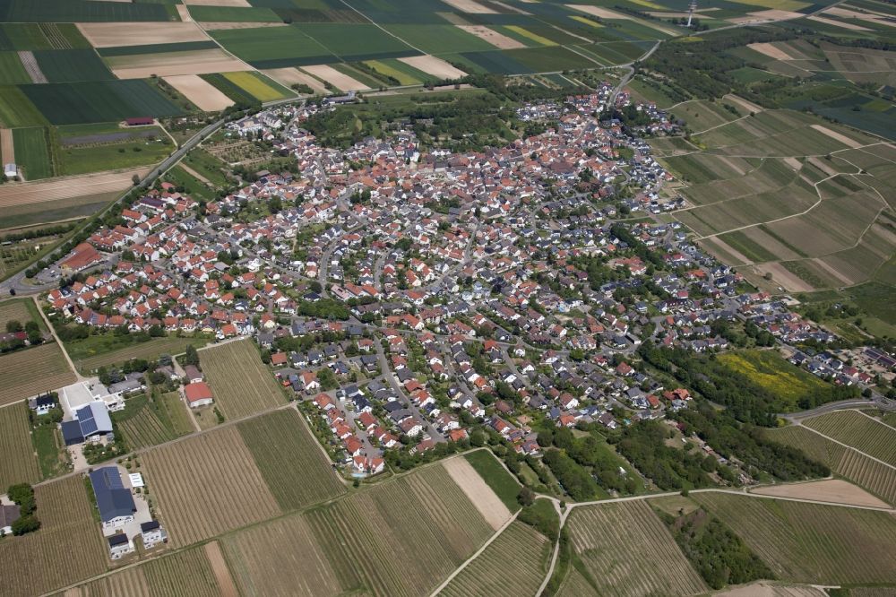 Essenheim from the bird's eye view: Village view on the edge of agricultural fields and land in Essenheim in the state Rhineland-Palatinate, Germany