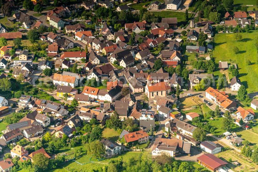Aerial photograph Ettenheimweiler - Village view on the edge of agricultural fields and land in Ettenheimweiler in the state Baden-Wuerttemberg, Germany