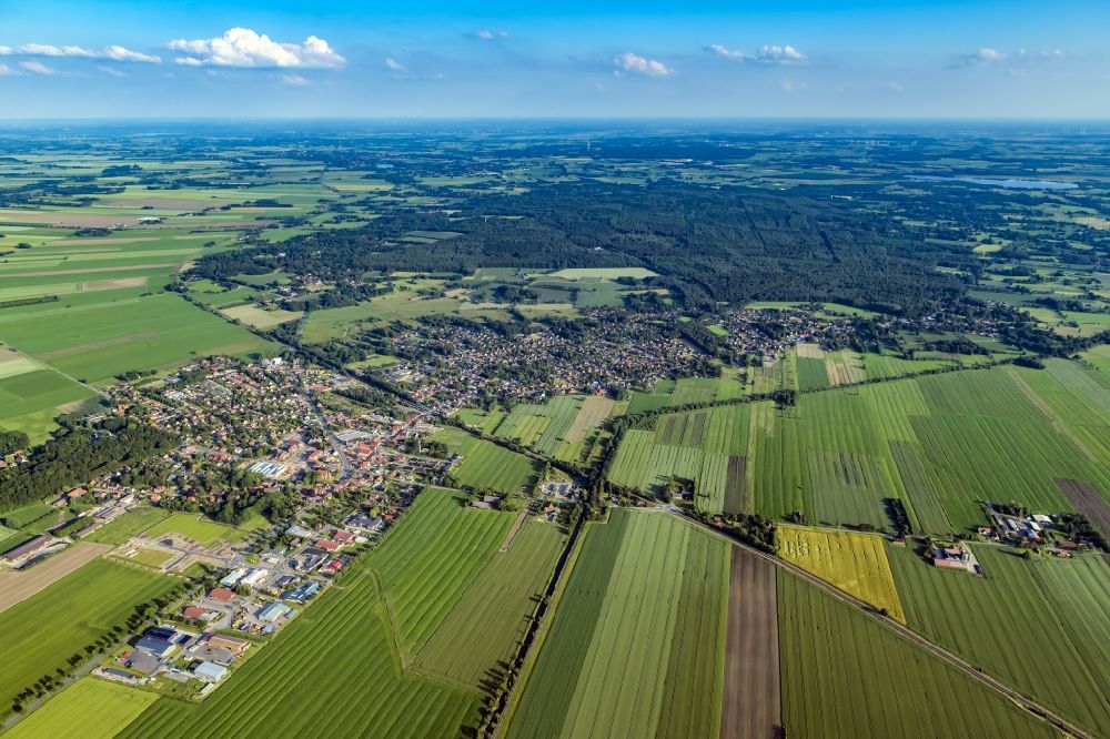 Cadenberge from the bird's eye view: Town view on the edge of agricultural fields and forest area of a??a??the municipality Wingst in Cadenberge in the state Lower Saxony, Germany
