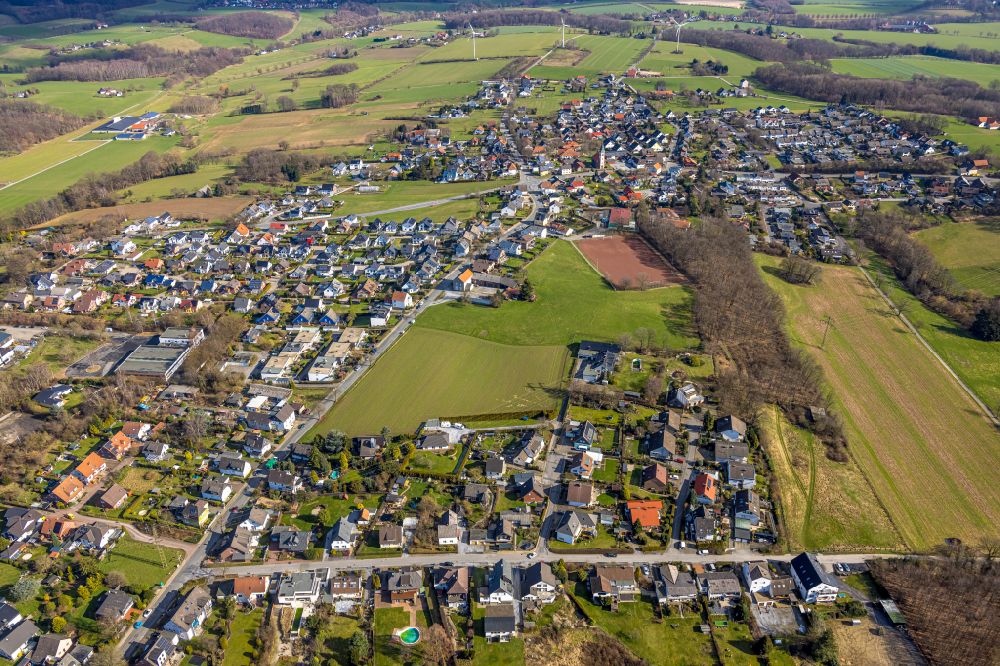 Aerial photograph Fröndenberg/Ruhr - Village view on the edge of agricultural fields and land in Froendenberg/Ruhr at Sauerland in the state North Rhine-Westphalia, Germany