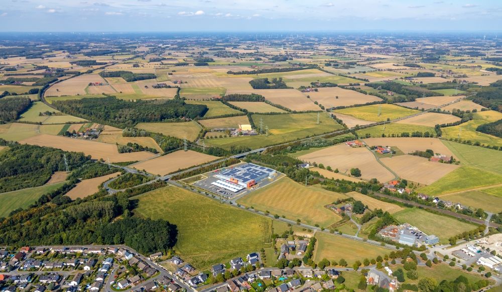Aerial image Hamm - Village view on the edge of agricultural fields and land in Hamm in the state North Rhine-Westphalia, Germany