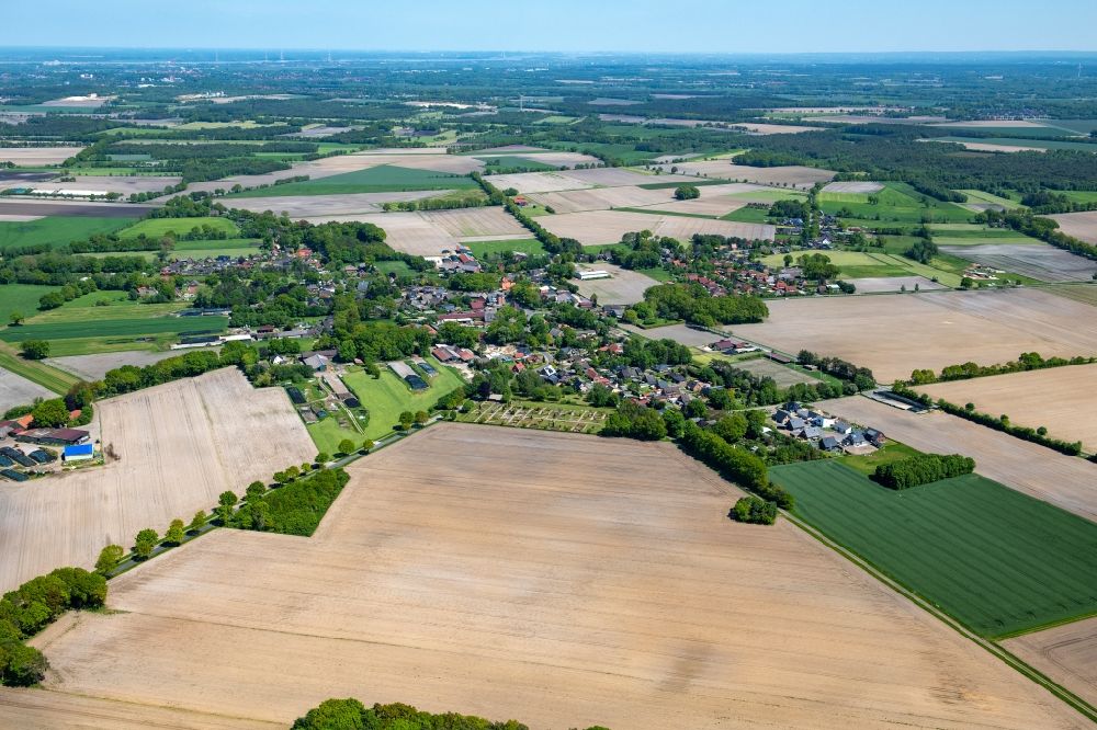 Aerial photograph Heinbockel - Village view on the edge of agricultural fields and land in Heinbockel in the state Lower Saxony, Germany
