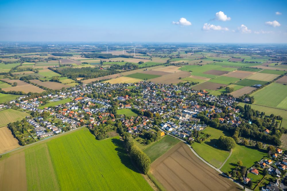 Aerial image Hemmerde - Village view on the edge of agricultural fields and land in Hemmerde at Ruhrgebiet in the state North Rhine-Westphalia, Germany