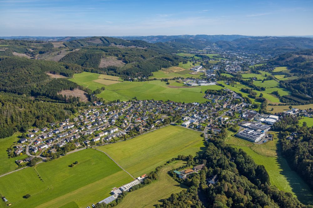 Aerial image Hüinghausen - Village view on the edge of agricultural fields and land in Hueinghausen in the state North Rhine-Westphalia, Germany