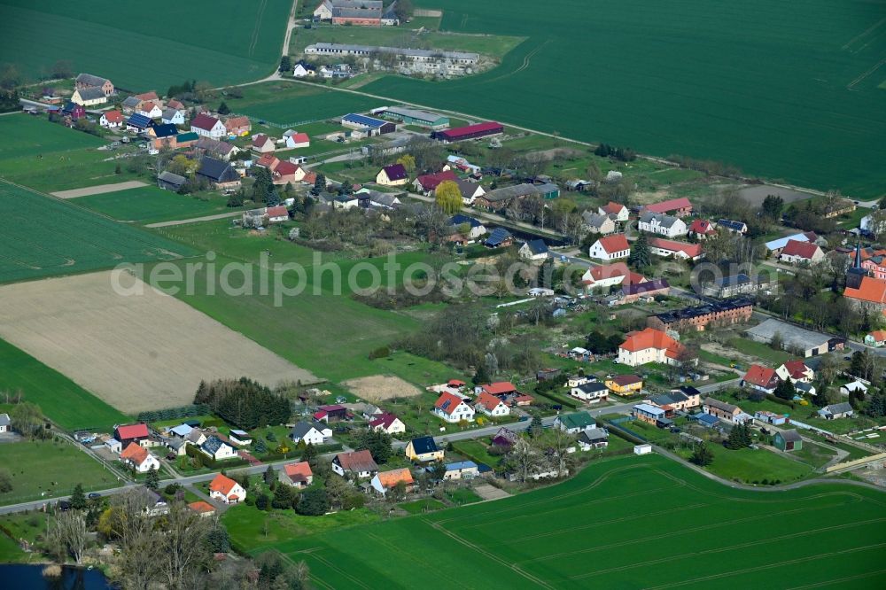 Aerial photograph Hohenselchow - Village view on the edge of agricultural fields and land in Hohenselchow in the state Brandenburg, Germany