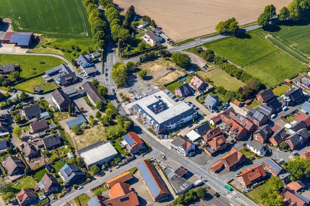 Lavesum from the bird's eye view: View of the town on the edge of agricultural fields and usable areas in the area of a??a??Kastanienstrasse in Lavesum in the state North Rhine-Westphalia, Germany
