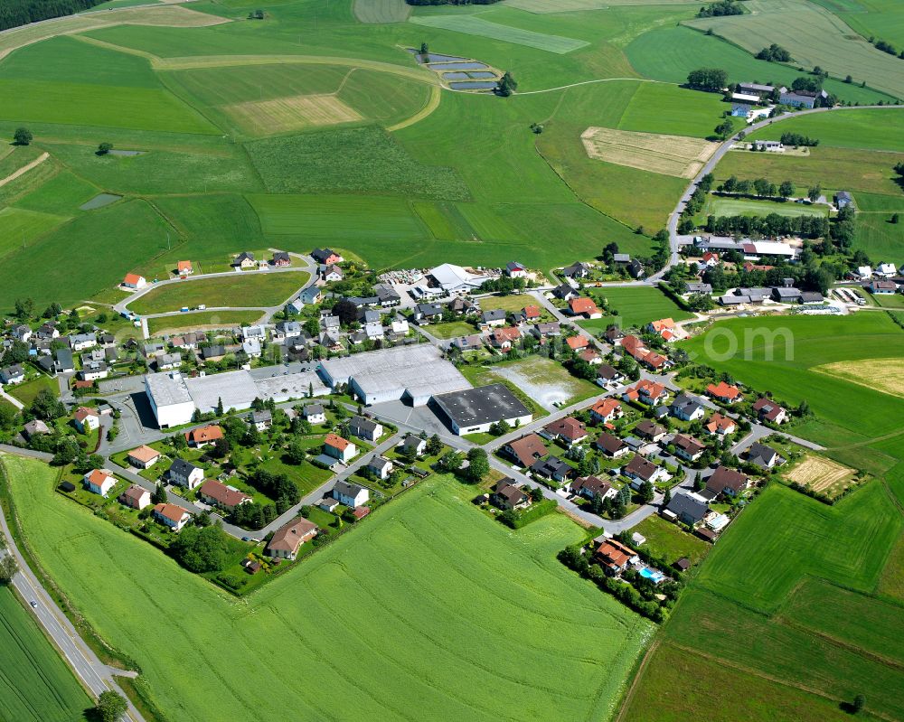 Leupoldsgrün from the bird's eye view: Village view on the edge of agricultural fields and land on street Neue Heimat in the district Neumuehl in Leupoldsgruen in the state Bavaria, Germany