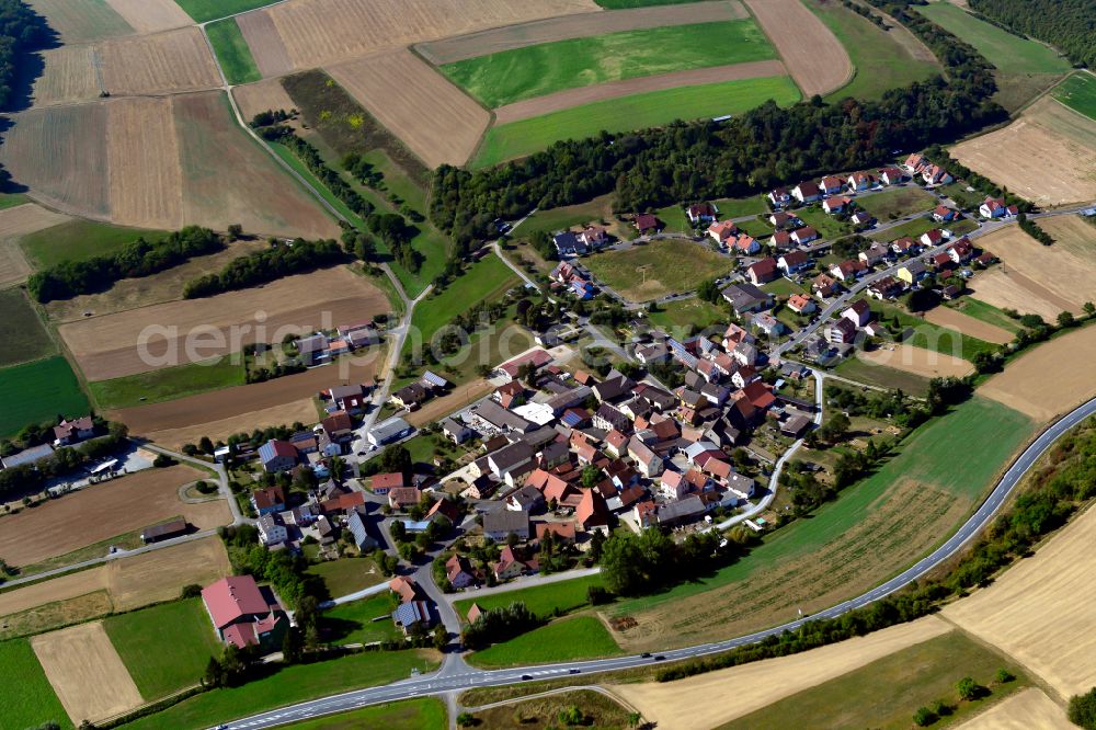 Aerial photograph Mädelhofen - Village view on the edge of agricultural fields and land in Mädelhofen in the state Bavaria, Germany