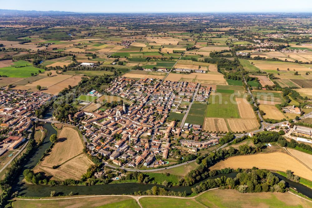 Aerial photograph Montodine - Village view on the edge of agricultural fields and land in Montodine in the Lombardy, Italy