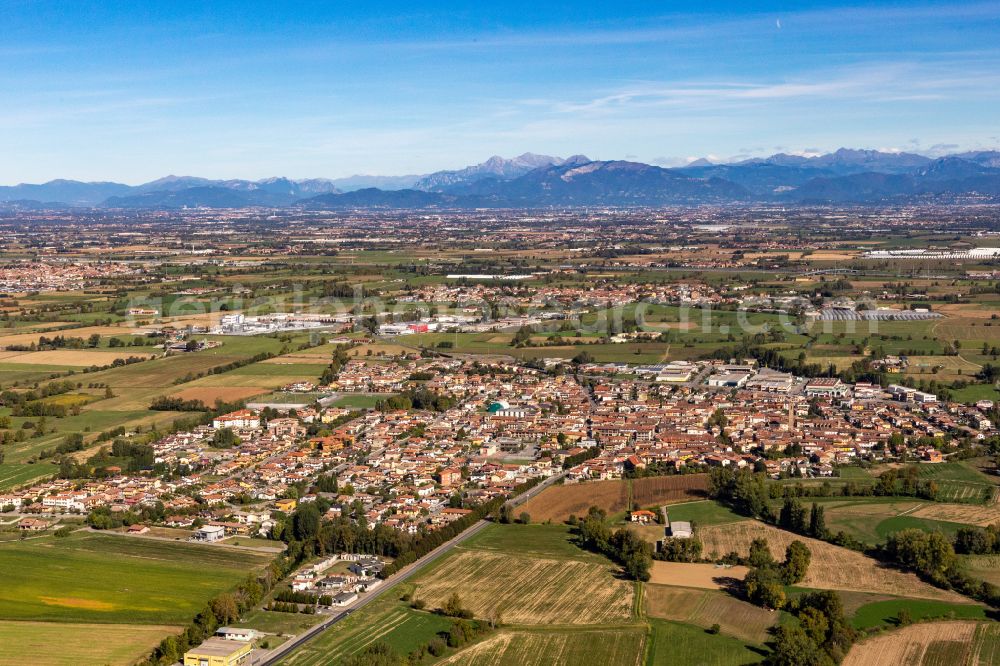Aerial photograph Mozzanica - Village view on the edge of agricultural fields and land in Mozzanica in the Lombardy, Italy