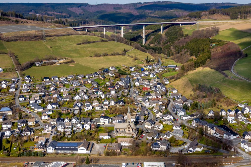Aerial photograph Nuttlar - Village view on the edge of agricultural fields and land in Nuttlar at Sauerland in the state North Rhine-Westphalia, Germany
