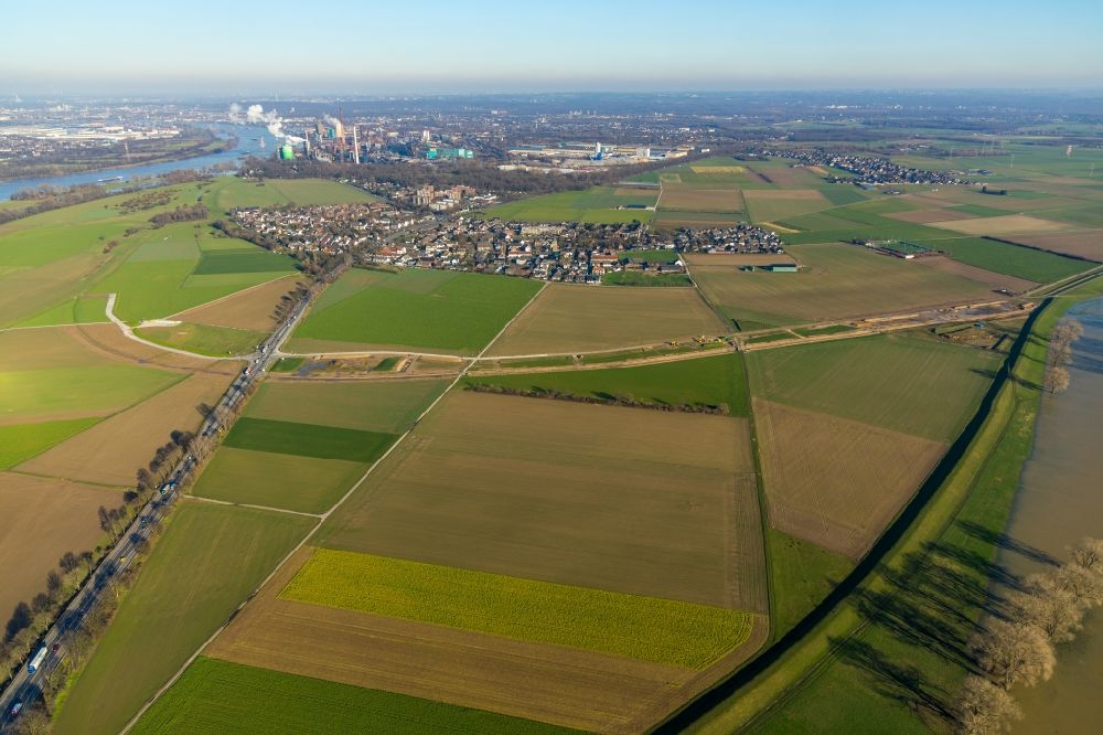 Duisburg from the bird's eye view: Village view on the edge of agricultural fields and land overlooking the course of the Krefelder Strasse in the district Muendelheim in Duisburg in the state North Rhine-Westphalia, Germany